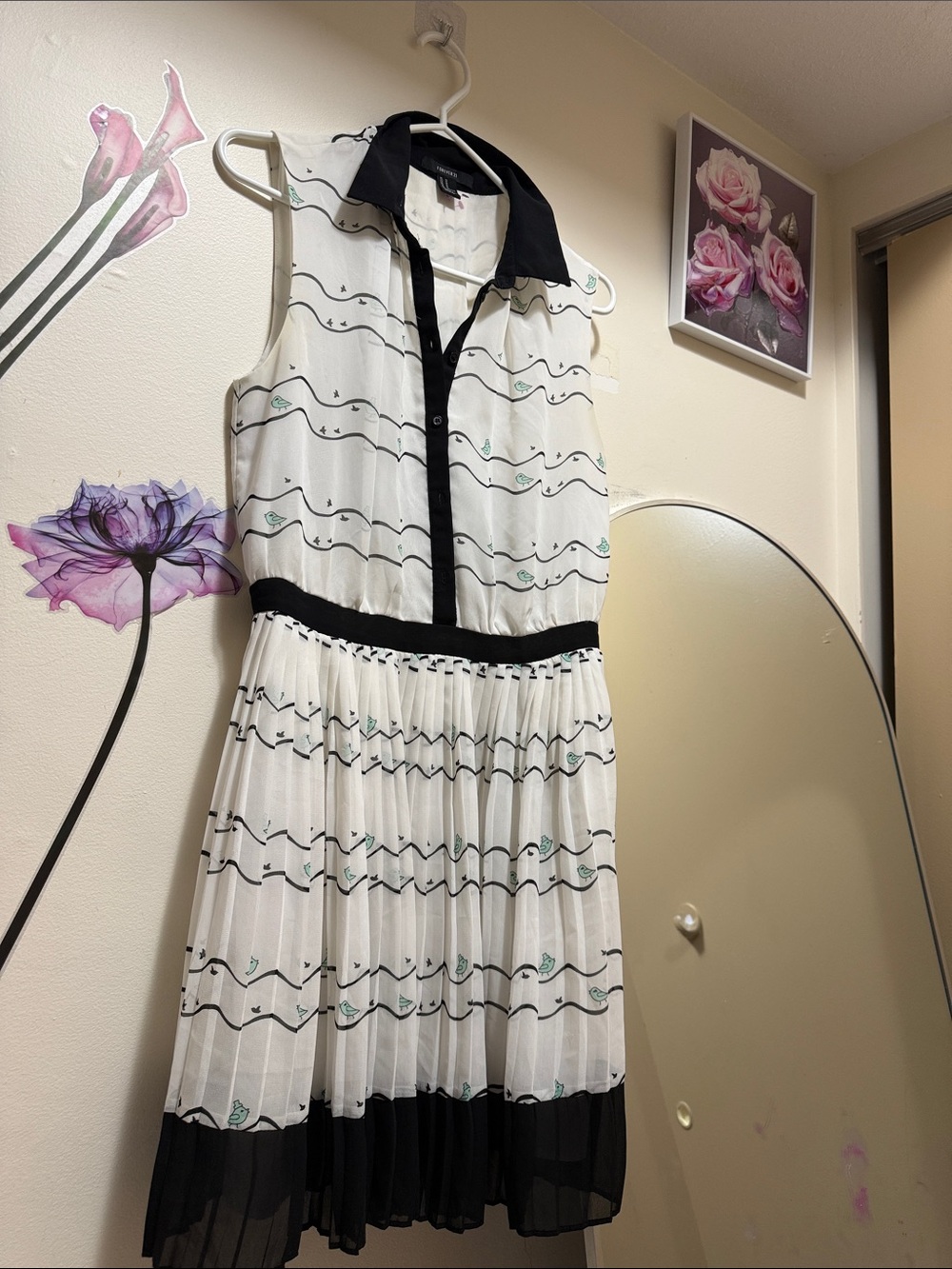 Sleeveless Pleated White and Black Collared Dress